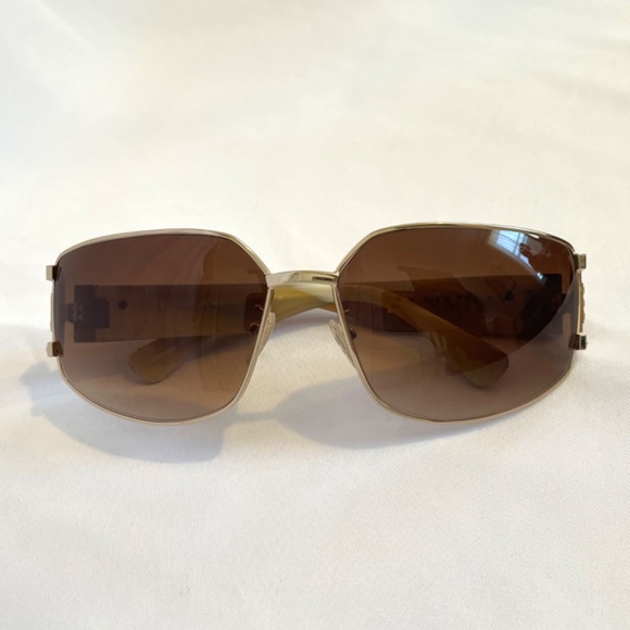 Lanvin Gold & Tortoise Sunglasses with Crystal Detail – Gradient Lenses – Case main image 6